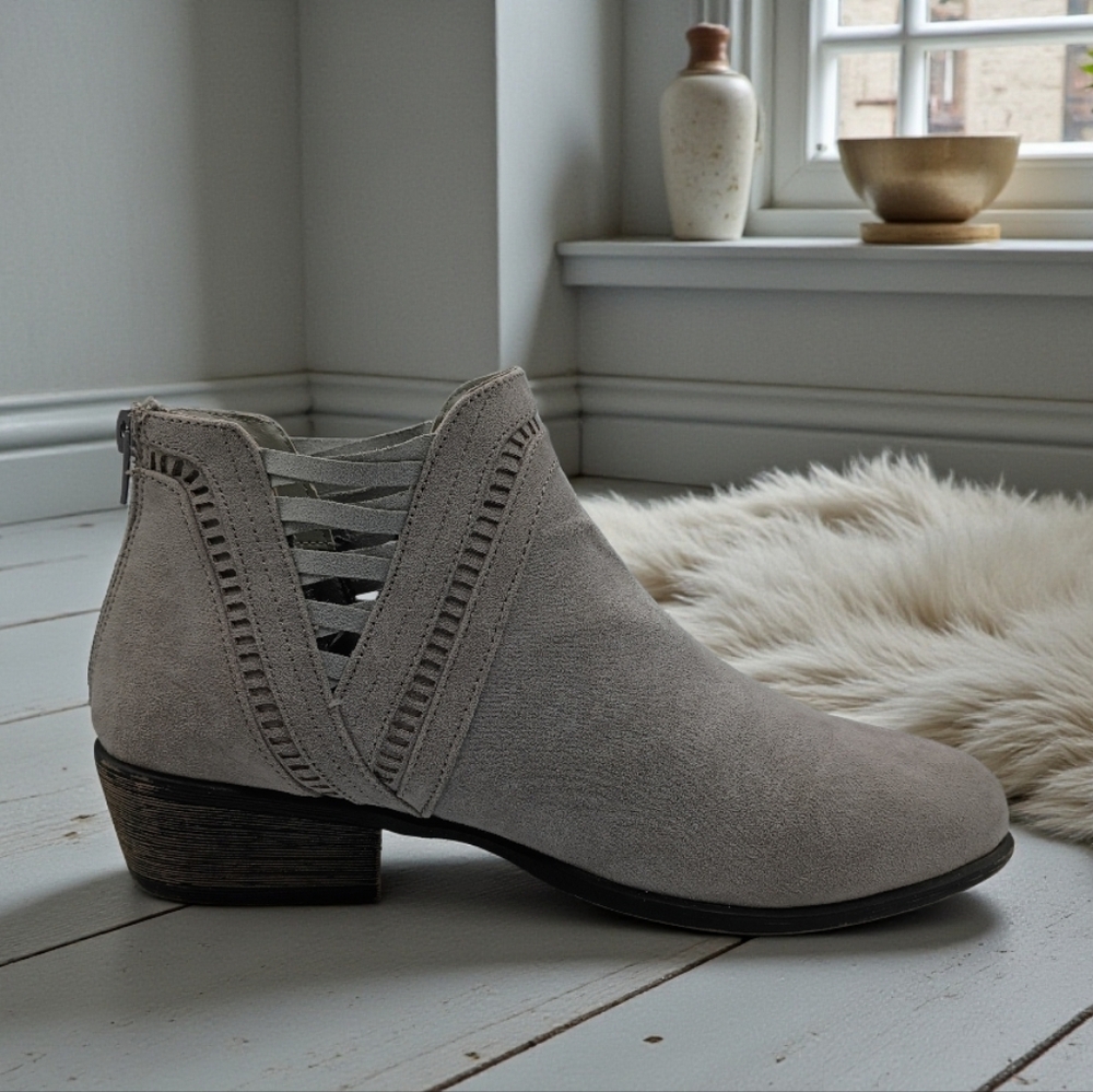 Journee Collection Jeni Gray Faux Suede Ankle Boots Size 11